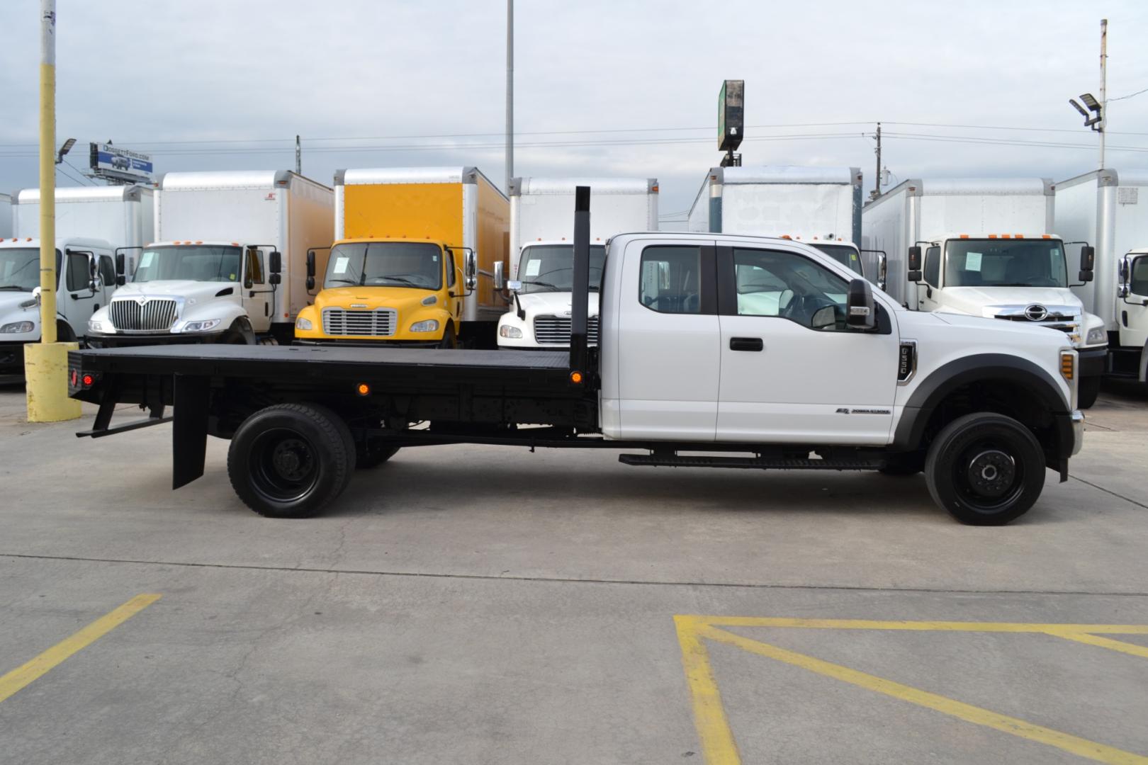 2018 WHITE /GRAY Ford F550 with an POWERSTROKE 6.7L DIESEL engine, AUTOMATIC transmission, located at 9172 North Fwy, Houston, TX, 77037, (713) 910-6868, 29.887470, -95.411903 - Photo#3